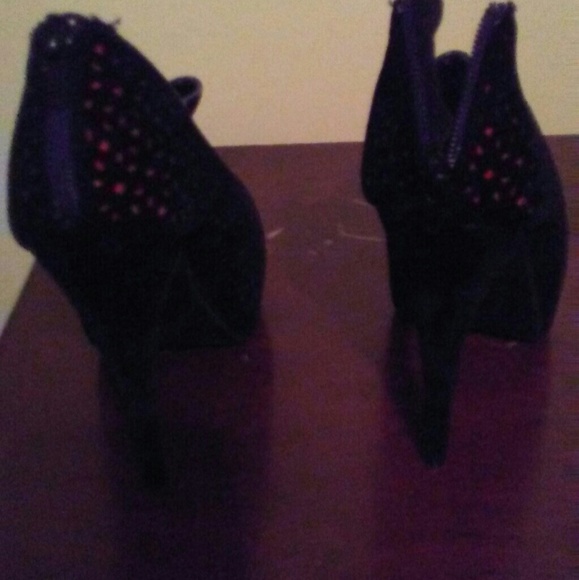 Heels - Picture 3 of 3